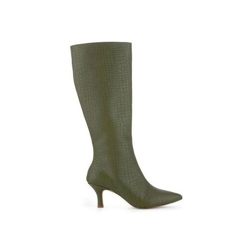 Grüner Damenstiefel mit Absatz und Krokodilleder-Struktur.