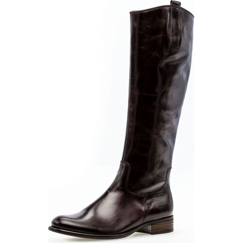 Brauner Lederstiefel mit niedrigem Absatz auf weißem Hintergrund.