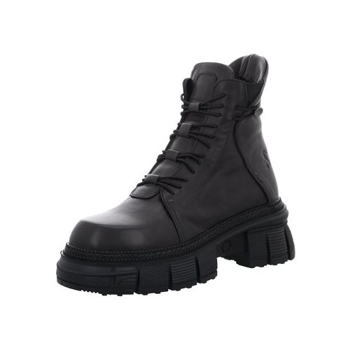 Schwarzer Lederschnürstiefel mit robuster Sohle auf weißem Hintergrund.