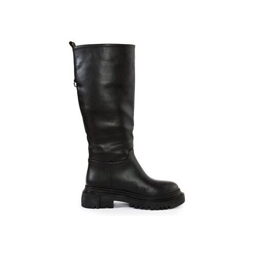 Schwarzer, kniehoher Lederstiefel mit grober Sohle vor weißem Hintergrund.