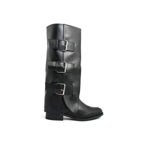 Schwarzer Lederstiefel mit drei Metallschnallen seitlich an der Wade.