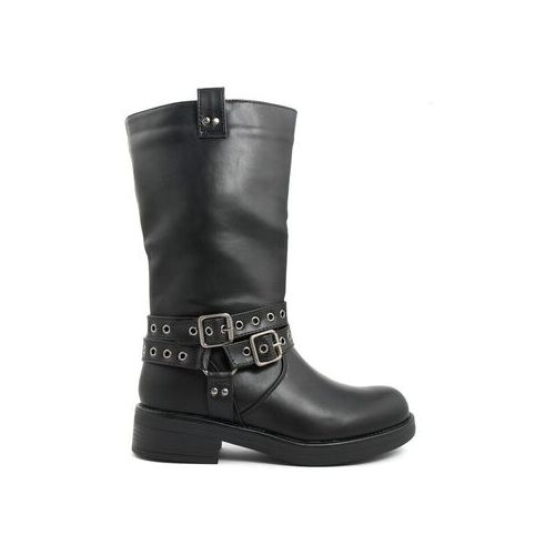 Schwarzer Lederstiefel mit dekorativen Schnallen auf hellem Hintergrund.