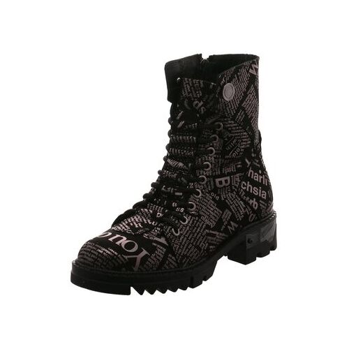 Schwarzer Stiefel mit Schnürung und Textmuster auf weißem Hintergrund.