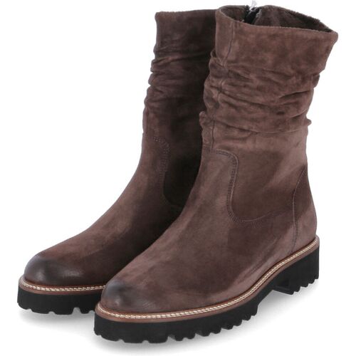 Paar braune Wildlederstiefel mit dicker Sohle und Reißverschluss. Paar braune Wildlederstiefel mit dicker Sohle und Reißverschluss.