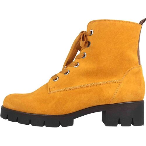 Gelbe Stiefelette aus Leder mit schwarzer Profilsohle und Schnürung.