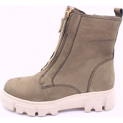 Beigefarbene Stiefelette mit Reißverschluss und dicker weißer Profilsohle.