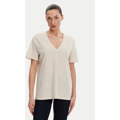 Person trägt beiges T-Shirt mit V-Ausschnitt und schwarzen Hosen.