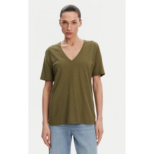 Frau trägt olivgrünes T-Shirt mit V-Ausschnitt und Jeans.