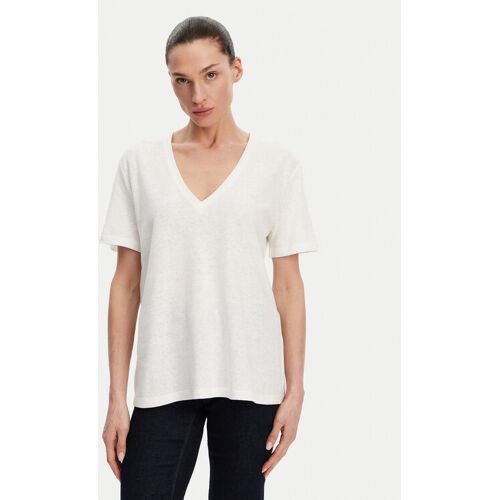Frau trägt weißes V-Ausschnitt-T-Shirt und dunkle Hose.