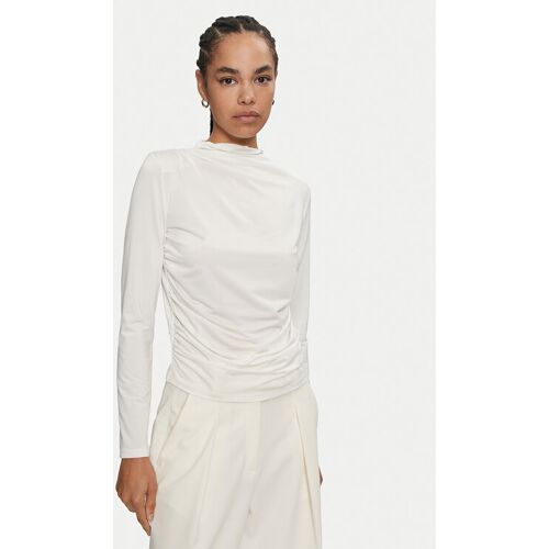 Person trägt weiße, langärmelige Bluse mit elegantem Faltenwurf vor weißem Hintergrund.
