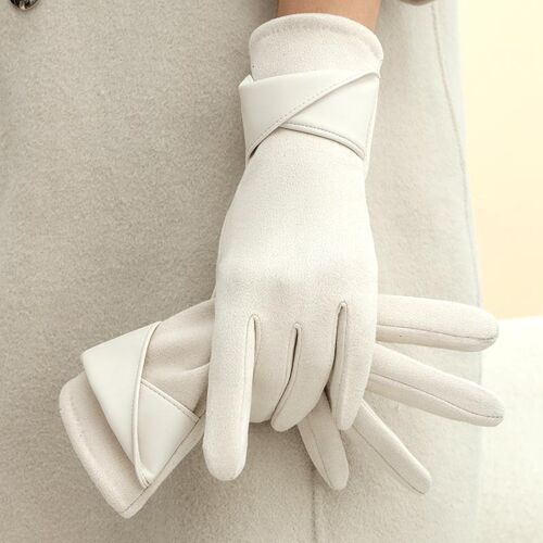 Weiße Handschuhe aus Stoff, übereinander gelegt auf einem hellen Hintergrund. Weiße Handschuhe aus Stoff, übereinander gelegt auf einem hellen Hintergrund.
