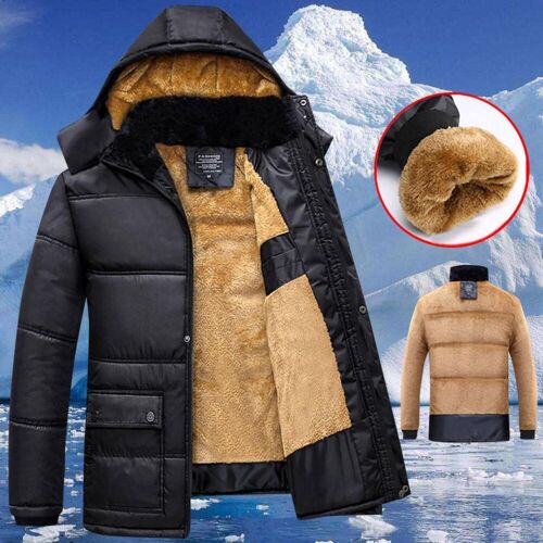 Schwarze Winterjacke mit beigem Fellfutter vor schneebedecktem Berg. Schwarze Winterjacke mit beigem Fellfutter vor schneebedecktem Berg.