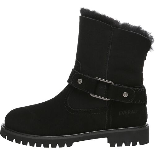 Schwarzer Winterstiefel mit Schnallen und Fellfutter auf weißem Hintergrund.